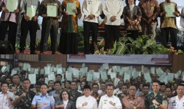 Dandim 0301/Pbr Hadiri Penyerahan Sertifikat Tanah Untuk 500 Warga Pekanbaru