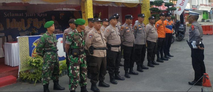 Sertu Edy Priyanto Bersama Instansi Terkait Terus Pantau Arus Mudik Lebaran di Pos PAM STC Ramayana 