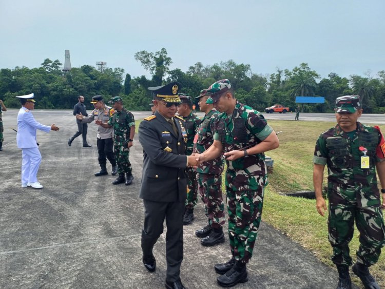 Dandim 0301 PBR Mengantar Keberangkatan  Panglima TNI Jend TNI Agus Subiyanto Menuju Singapura