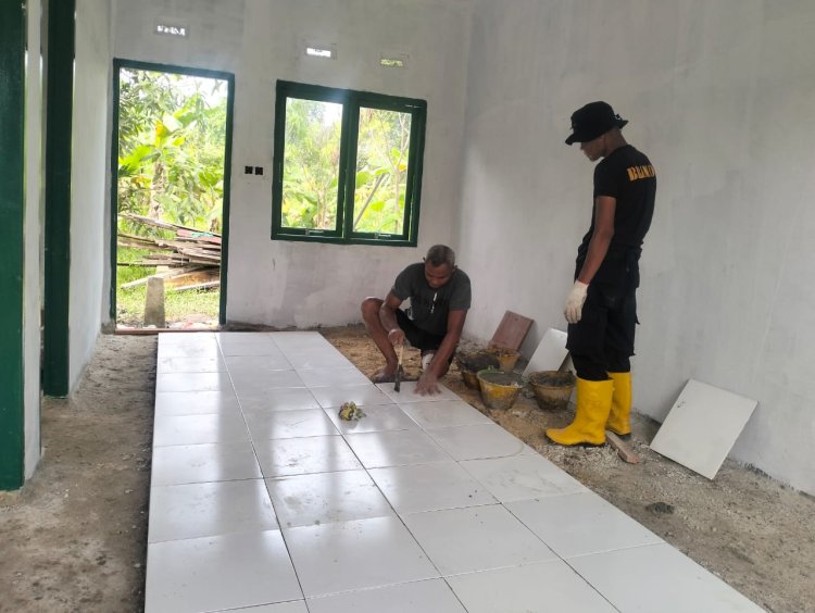 Satgas TMMD Terus Menggesa Pemasang Keramik Milik Ibuk Nurhayati  Mendekati berakhirnya