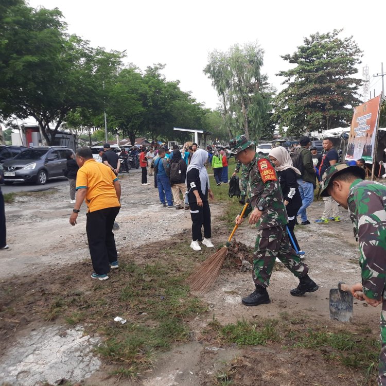 Sambut Hari Jadi Riau ke 67 dan HUT RI ke 79, Personel Kodim 0301 Pbr Goro Bersihkan Sampah di Soekarno-Hatta