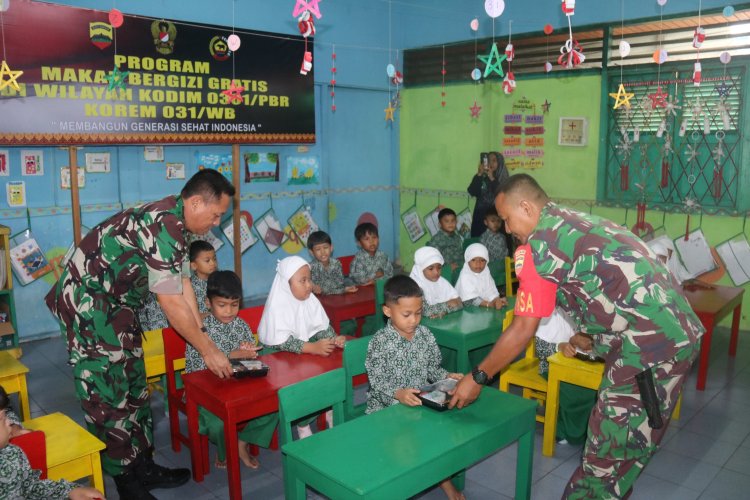 Kodim 0301/Pbr Berikan Makanan Bergizi kepada 100 Siswa TK IT Raudhatul Jannah