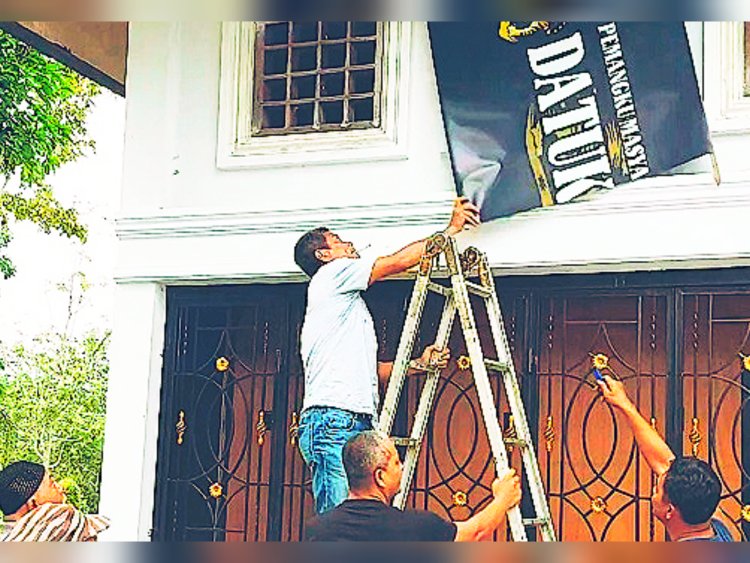 Tegas! Keluarga Besar Kesultanan Siak Copot Atribut Ormas Datuk Bathin Rasul yang Catut Logo Tanpa Izin