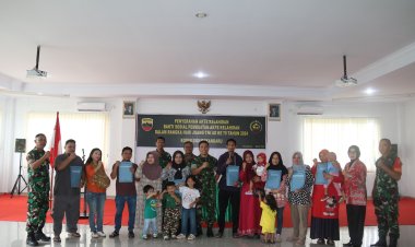 Wakili Dandim, Pgs. Pasiter Kodim 0301/Pbr Serahkan Akte Kelahiran Kepada Masyarakat
