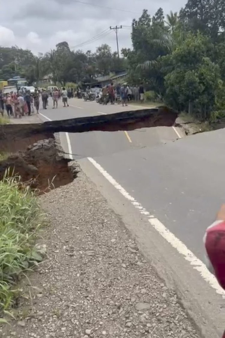 BREAKING NEWS: Jalan Nasional Sumbar-Jambi Lumpuh Total Akibat Banjir, Kendaraan Mengular