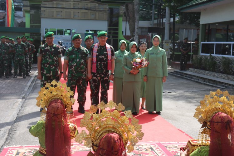 Dandim 0301/Pbr Hadiri Tradisi Penyambutan Kolonel Inf Jarot Suprihanto di Makorem 031/Wira Bima