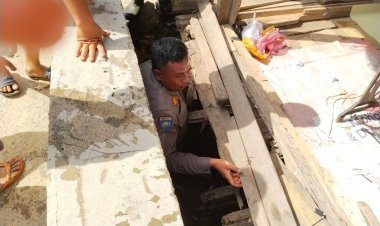 Musim Hujan Tiba, Bhabinkamtibmas Kasikan Ajak Warga Gotong Royong Bersihkan Parit, Cegah Banjir, Jaga Lingkungan!"