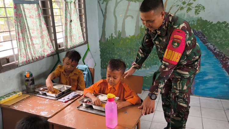 Sinergitas TNI Dengan Dunia Pendidikan Salurkan MBG di SDN 100 Pekanbaru