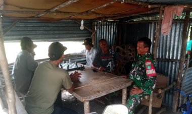 Lewat Komsos, Babinsa Sertu Wahyu Suseno Pererat Silaturahmi dengan Warga Rumbai Barat