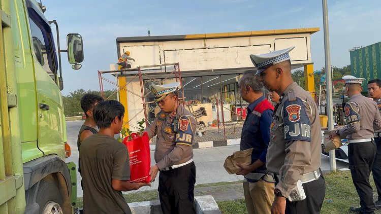 Sambut Mudik Lebaran, Ditlantas Polda Riau Gelar Sosialisasi Pra Ops Ketupat dan Berbagi Takjil di Tol Pekanbaru–Dumai
