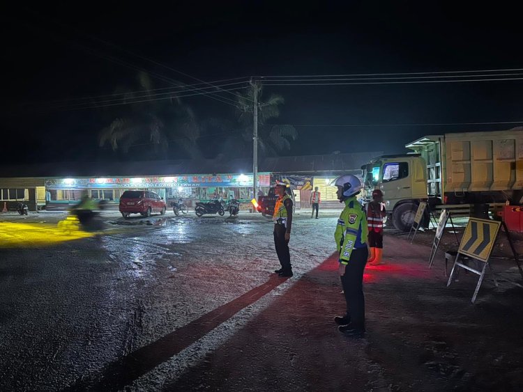 Tim Raicet Satlantas Polres Pelalawan Sukses Urai Kemacetan Panjang di Jalur Lintas Timur