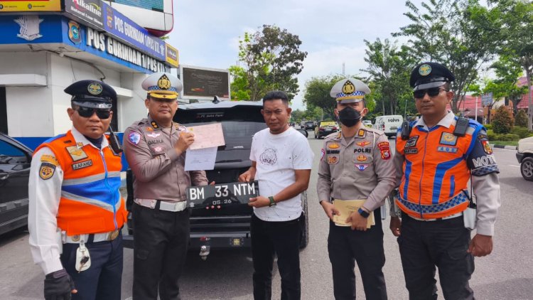 Ditlantas Polda Riau Tertibkan TNKB Tidak Sesuai Spesifikasi, Puluhan Pelanggar Ditindak*