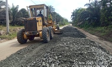 Bantu Kemajuan Daerah,PT Arara Abadi Aspal Jalan Sepanjang 4 KM Melalui CSR