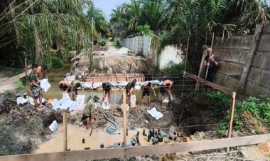 Di Tengah Lumpur dan Terik Matahari, Pembangunan Jembatan Garuda Armco Terus Berjalan