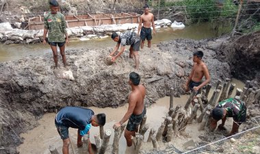 Semangat Personel Tak Surut Meski Berlumpur di Pembangunan Jembatan Garuda Armco