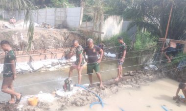 Personel Kodim 0301/Pekanbaru Bersama Warga Atasi Genangan di Area Pengecoran Jembatan