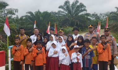 Kapolres Kampar Dampingi Pengecekan Jembatan Renovasi Polda Riau Di Desa Empat Balai – Serta Berikan Bantuan Untuk Masyarakat