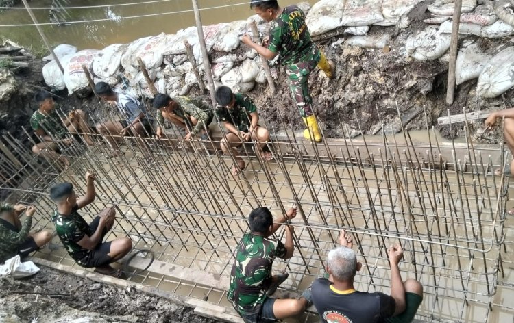 Semangat Tanpa Batas, TNI dan Warga Bahu-Membahu Wujudkan Jembatan Garuda di Rumbai Barat