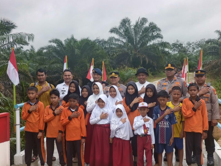 Kapolres Kampar Dampingi Pengecekan Jembatan Renovasi Polda Riau Di Desa Empat Balai – Serta Berikan Bantuan Untuk Masyarakat