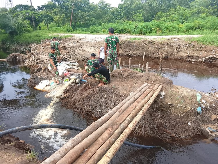Kodim 0301/Pekanbaru Bersama Masyarakat Siapkan Lokasi Pengecoran Pondasi Jembatan