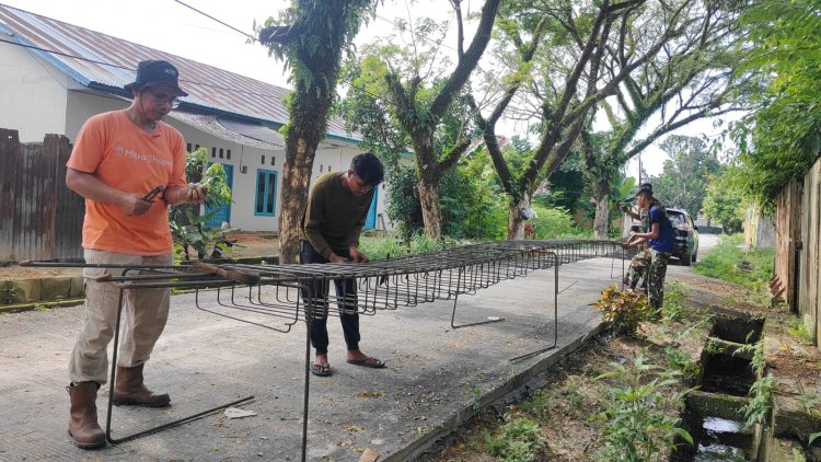 Gotong Royong TNI dan Warga Warnai Pembangunan Jembatan Garuda Beton di Labuh Baru Barat