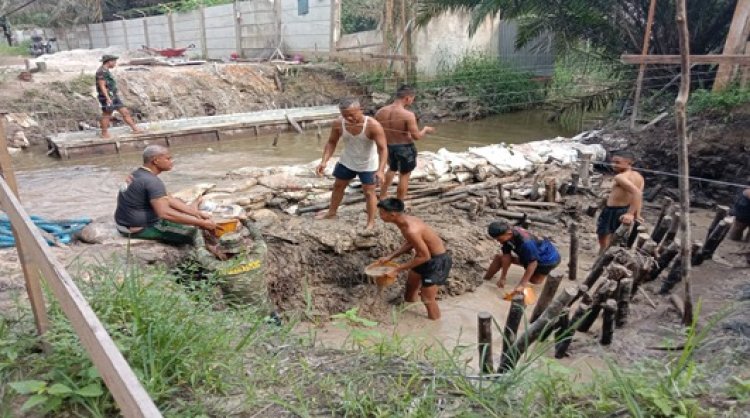 Hangatnya Gotong Royong TNI dan Warga Bangun Jembatan Garuda Untuk Masa Depan Bersama
