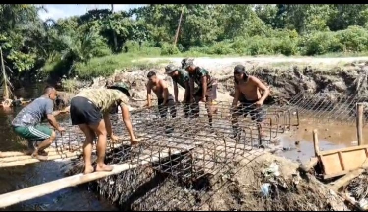 Personel Kodim 0301/Pekanbaru dan Warga Kompak Pasang Rangka Pondasi Besi Jembatan