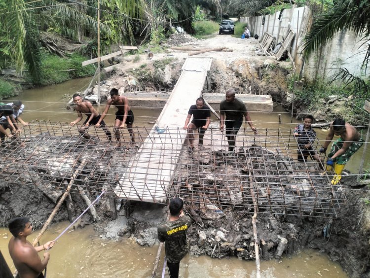 Semangat Gotong Royong Warnai Pemasangan Rangka Besi Cor Jembatan di Rumbai