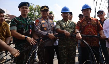 Dandim 0301/Pekanbaru Hadiri Penertiban Kabel Fiber Optik Tak Berizin di Jalan Ronggowarsito
