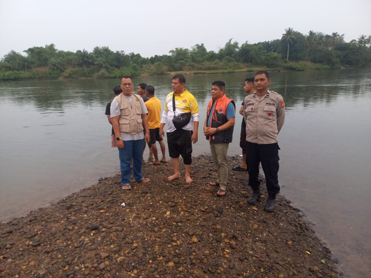 KAPOLSEK KAMPAR TURUN LANGSUNG CARI KORBAN TENGGELAM DI SUNGAI KAMPAR – TIM PENYELAMATAN MASIH BERUSAHA, KRONOLOGIS KEJADIAN TERUNGKAP"   