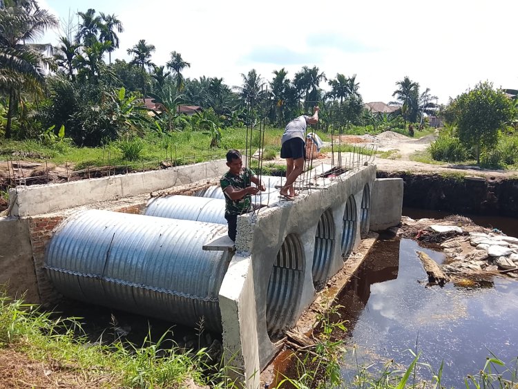 Pembangunan Jembatan Garuda Armco Terus Berlanjut, TNI dan Warga Fokus Kerjakan Pagar Jembatan