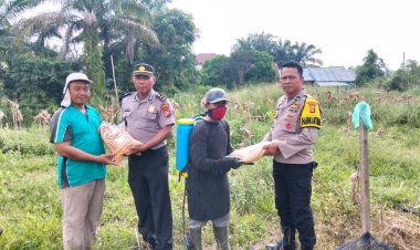 Polsek Kampar Kiri Bagikan Bibit Pangan Pada Poktan, Kolaborasi Jaga Ketahanan Pangan