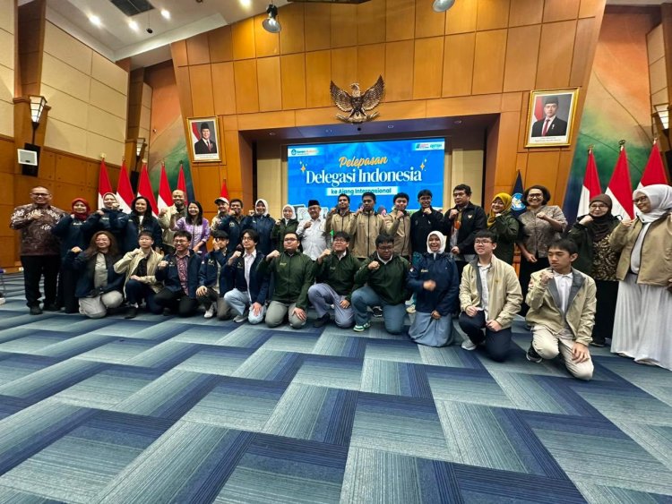 Prof. Abdul Mu'ti Lepas Dua Murid MAN 1 Pekanbaru Menuju Olimpiade Sains Internasional